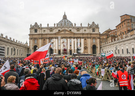 La Place Saint Pierre, le Vatican. 27 avril, 2014. De la cérémonie de canonisation du Pape Jean Paul II et le Pape Jean XXIII Crédit : Realy Easy Star/Alamy Live News Banque D'Images