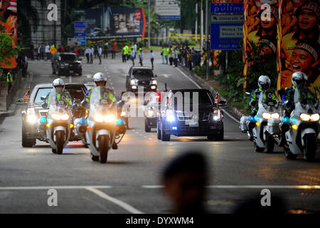 Kuala Lumpur, Malaisie. Apr 27, 2014. Le président des États-Unis, Barack Obama quitte le cortège du l'Université de Malaisie à Kuala Lumpur, Malaisie, Dimanche 27 Avril, 2014. Avec la première visite en Malaisie par un président américain dans près d'un demi-siècle, Obama est titulaire d'économique et de la sécurité des entretiens avec le Premier Ministre malaisien Najib Razak, qui dirige un pays de l'Asie du Sud-Est avec un rôle important dans les efforts d'Obama pour forger des liens plus profonds avec la région. © Joshua Paul/NurPhoto ZUMAPRESS.com/Alamy/Live News Banque D'Images