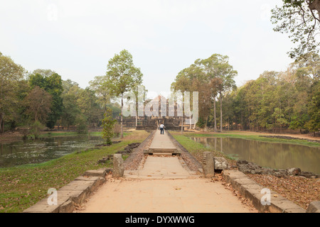 Temple Baphuon de Causeway, Angkor Thom, au Cambodge Banque D'Images