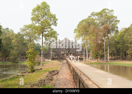 Temple Baphuon de Causeway, Angkor Thom, au Cambodge Banque D'Images