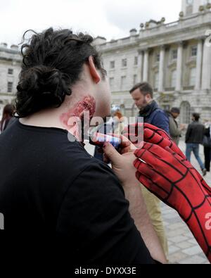 27/04/2014 : des cosplayeurs, zombies, stormtroopers, steampunks, daywalkers, super-héros se rassemblent à Somerset House à Londres pour un défilé à travers les rues de Londres. Photo par Julie Edwards Banque D'Images