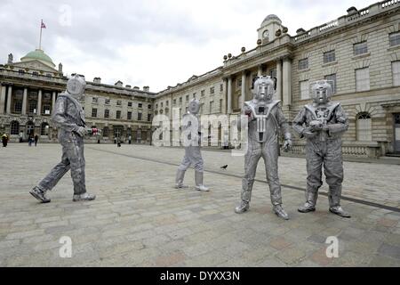 27/04/2014 : des cosplayeurs, zombies, stormtroopers, steampunks, daywalkers, super-héros se rassemblent à Somerset House à Londres pour un défilé à travers les rues de Londres. Cybermen de BBC Doctor Who. Photo par Julie Edwards Banque D'Images