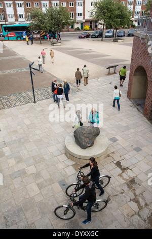 Les touristes à la recherche autour des fortifications de Portsmouth, Broad Street, Portsmouth, Hampshire, Vieille Ville. Banque D'Images