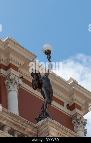 Belem, l'État de Para au Brésil. Statue d'une jeune fille tenant une lampe, détail sur le Teatro da Paz - Théâtre de la paix. Banque D'Images