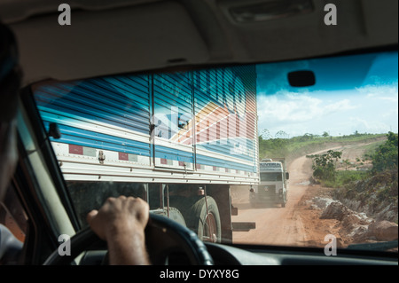 Altamira, l'État de Para au Brésil. Les travaux de construction de routes d'accès pour la construction de l'barrage hydroélectrique de Belo Monte. Route principale. Banque D'Images