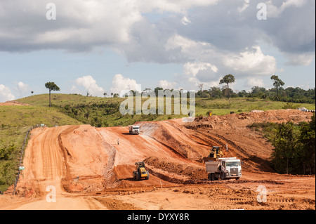 Altamira, l'État de Para au Brésil. Les travaux de construction de routes d'accès pour la construction de l'barrage hydroélectrique de Belo Monte. Banque D'Images