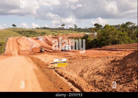 Altamira, l'État de Para au Brésil. Les travaux de construction de routes d'accès pour la construction de l'barrage hydroélectrique de Belo Monte. Banque D'Images