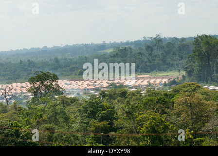 Altamira, l'État de Para au Brésil. Nouveau boîtier rigide à la périphérie de la ville de tenir compte de certains des nouveaux migrants attirés par la construction de l'barrage hydroélectrique de Belo Monte. Banque D'Images