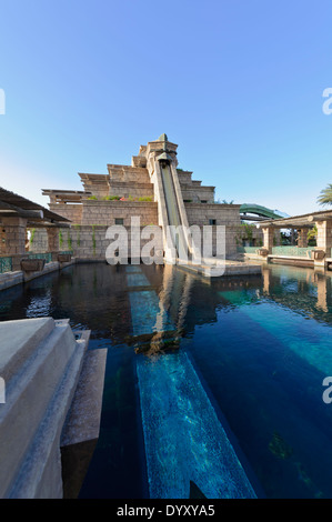 L'un des nombreux toboggans palpitants amusant au Wild Wadi Water Park, Dubai, Emirats Arabes Unis, EMIRATS ARABES UNIS. Banque D'Images