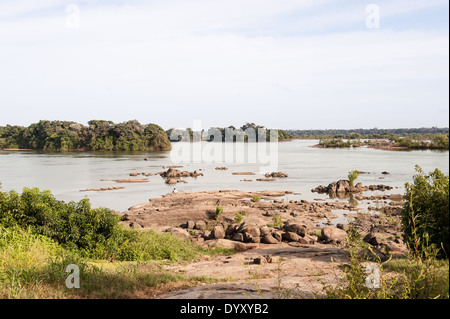 La rivière Xingu, l'État de Para au Brésil. La Volta Grande, l'Aldeia da Terra Wangã Volta Grande - Maia, Arara groupe ethnique. Faible niveau de la rivière, des roches. Banque D'Images