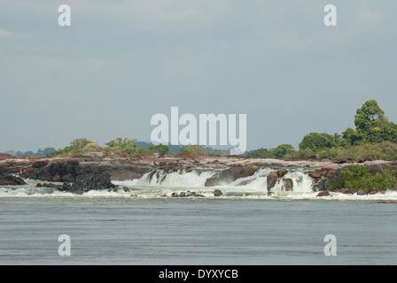 La rivière Xingu, l'État de Para au Brésil. La Volta Grande, l'Jericoá cascade cachoeira. Cette partie de la rivière va perdre son eau, du fait de la construction de l'barrage hydroélectrique de Belo Monte, le troisième du monde. Banque D'Images