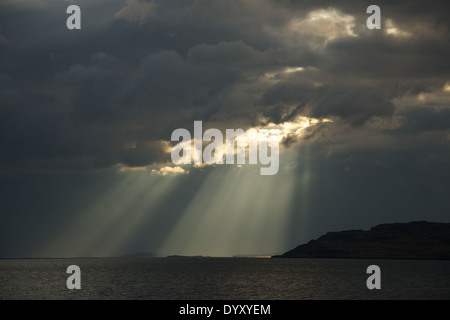 Ciel dramatique avec 'Jacobs ladders' sur baie de Loch Na Keal, Isle of Mull, Argyle, Hébrides intérieures, les Highlands écossais, l'Écosse, Banque D'Images