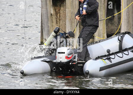 Londres, Royaume-Uni. Dimanche 27 Avril 2014 Recherche de l'Unité maritime de la Police métropolitaine du Royal Victoria Docks pour un avion's boîtes noires dans le cadre de l'exercice de l'agence sur plusieurs détenus dans l'Est de Londres. L'exercice de trois jours voit des centaines d'employés des services d'urgence répondant à un écrasement d'avion au Millennium Mills et à proximité du site Royal Victoria Docks. Credit : Hot Shots/Alamy Live News Banque D'Images