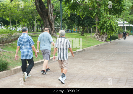 Bangkok Thailande - Personnes jogging à parc Benjakiti Banque D'Images