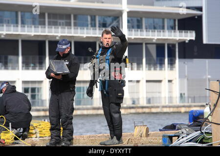 Londres, Royaume-Uni. Dimanche 27 Avril 2014 Recherche de l'Unité maritime de la Police métropolitaine du Royal Victoria Docks pour un avion's boîtes noires dans le cadre de l'exercice de l'agence sur plusieurs détenus dans l'Est de Londres. L'exercice de trois jours voit des centaines d'employés des services d'urgence répondant à un écrasement d'avion au Millennium Mills et à proximité du site Royal Victoria Docks. Credit : Hot Shots/Alamy Live News Banque D'Images