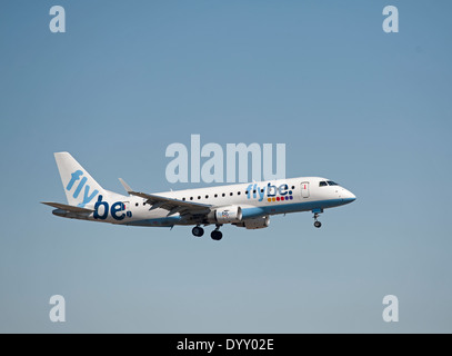 Flybe Embraer ERJ175-200G STD-FBJC s'approchant de l'aéroport d'Aberdeen Dyce en Écosse. 9072 SCO Banque D'Images