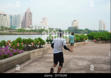 Bangkok Thailande - Personnes jogging à parc Benjakiti Banque D'Images