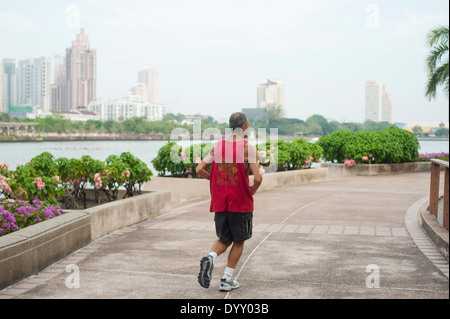 Bangkok Thailande - Personnes jogging à parc Benjakiti Banque D'Images