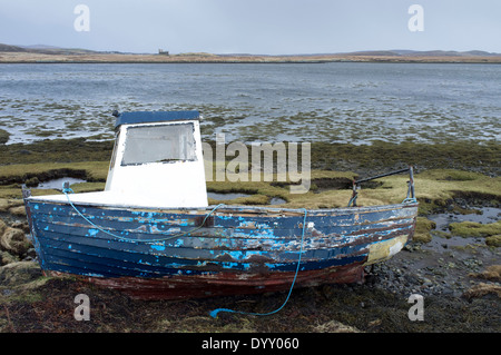 Bateau de pêche battu par temps sec, à Loch Roag Callanish Isle Of Lewis, Scotland UK Banque D'Images