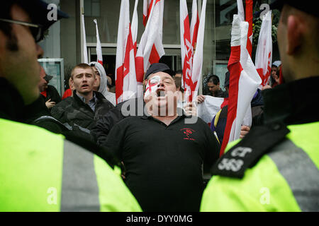 Les membres de l'Alliance nationaliste anglais (ENA) à une marche à Brighton, autrefois appelée la Ligue de défense anglaise Banque D'Images