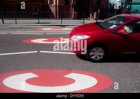 Congestion charge signe voiture rouge de l'entrée dans le centre de Londres zone de congestion du trafic Gower Street London England UK Banque D'Images