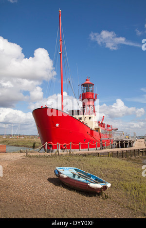 Bateau-lumière amarré à Tollesbury, Essex, Angleterre. Banque D'Images