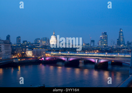 Ville de London Skyline, Blackfriars Bridge et la Tamise de nuit à partir de la Oxo Tower London England UK Banque D'Images