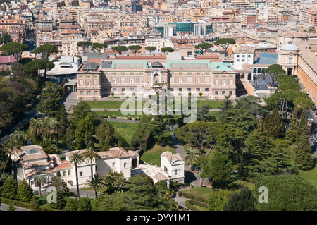 Vue sur le Vatican City gardens montrant le palais du gouvernement de l'Etat du Vatican Banque D'Images