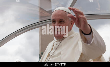 Canonisation du Pape Jean Paul II et le Pape Jean XXIII, Cité du Vatican, Rome, Italie. 4/27/14. Pape Francis je vagues pour les pèlerins de la papamobile. Banque D'Images