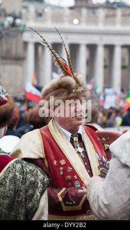 La cité du Vatican. 27 avril, 2014. Canonisation du Pape Jean Paul II et le Pape Jean XXIII, un membre de la guilde de Cracovie en Pologne de porter l'uniforme et fur hat avec plumes de faisan de l'organisation. Crédit : Stephen Bisgrove/Alamy Live News Banque D'Images