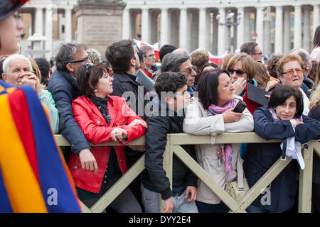 Foule à la place Saint Pierre pour attendre le Pape François à la canonisation du Pape Jean Paul II et le Pape Jean XXIII du Vatican. Les pèlerins attendent avec impatience pour le Pape François, dans la papamobile. Banque D'Images