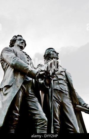 Monument de Goethe et Schiller à Weimar Goethe und Schiller Denkmal à Weimar vor dem Nationaltheater Banque D'Images