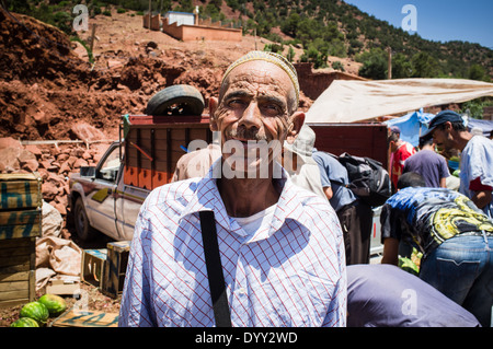 Vieil homme dans le marché dans la vallée de zat dans le Haut Atlas, Maroc, Afrique Banque D'Images