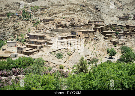 Village berbère dans la montagne de l'Atlas, Maroc, Afrique Banque D'Images