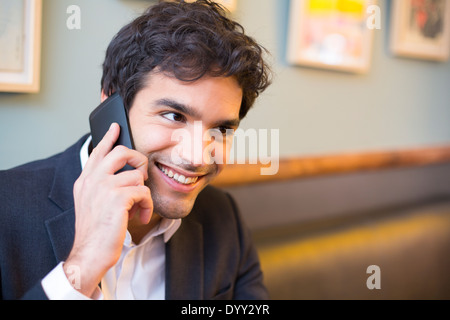 Male smartphone agréable restaurant Banque D'Images