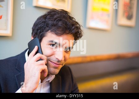 Male smartphone agréable restaurant Banque D'Images