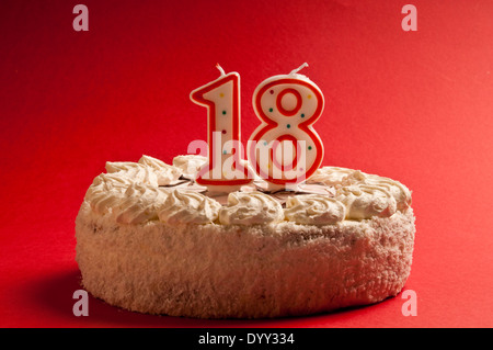 Gâteau d'anniversaire avec une bougie nombre - 18 ans Photo Stock - Alamy