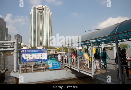 Chao Phraya, le centre de Bangkok Thaïlande & Peninsula Hotel. Les passagers descendre du ferry Banque D'Images