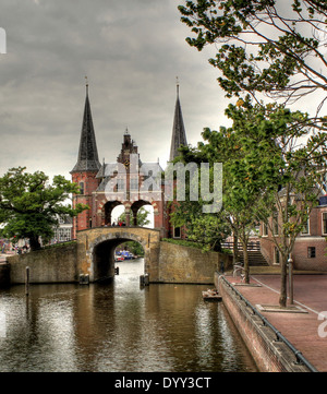 Waterpoort ou Porte d'eau dans la ville frisonne de Sneek, Pays-Bas, HDR- éditer Banque D'Images