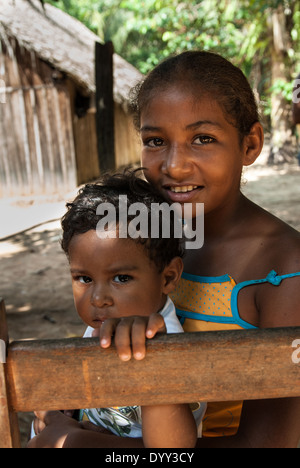 Pakissamba Juruna (Village), de la rivière Xingu, l'État de Para au Brésil. Juruna une jeune Indienne et son frère. La rivière Xingu, qui fournit des services de transport et de poissons pour les Juruna, sera réduit à un filet quand le barrage de Belo Monte est construit. Banque D'Images