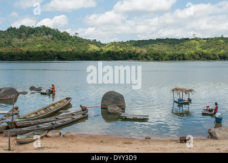 La rivière Xingu, l'État de Para au Brésil. Ilha da Fazenda caboclo de règlement. Les bateaux et les femmes pour laver le linge dans la rivière. Banque D'Images