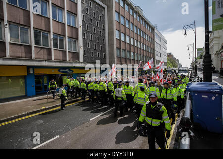 Brighton, UK. Apr 27, 2014. St.George's Day pour l'Angleterre en mars 2014 Brighton Crédit : Guy Josse/Alamy Live News Banque D'Images