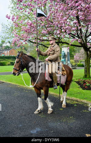 Un homme habillé en WW1 soldat de l'Ulster Volunteers (UVF) montant un cheval. Banque D'Images