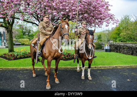 Deux hommes habillés en soldats de la WW1 volontaires d'Ulster (UVF) de l'équitation. Banque D'Images