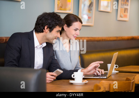 Femme Homme d'affaires collègue informatique restaurant Banque D'Images