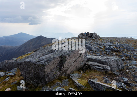 Le sommet de la voile (Gharbh Quinag) et la vue sur Suilven avec approche de l'Orage effaçant l'Assynt, Sun l'Ecosse Banque D'Images