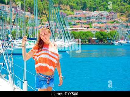 Cute girl having fun in Yacht Harbor, profitant de l'été ensoleillé, jour de vie actif, voyageant sur le transport de l'eau de luxe Banque D'Images