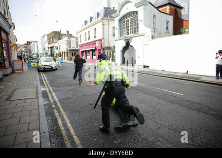 La police arrête un ANTIFA Membre qui était protestant contre l'EDL mars à Brighton, mais il a décidé d'échapper à une arrestation et de devenir un fugitif. Banque D'Images