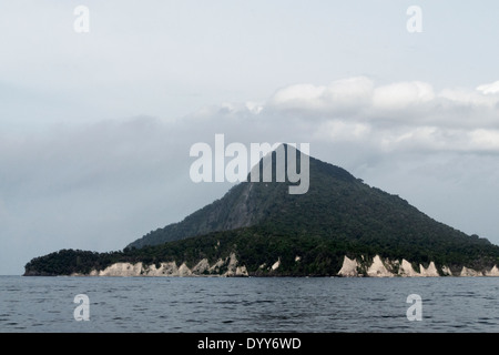 Face Nord de l'île de Rakata, vestige de l'île d'origine de Krakatau, dans le détroit de la sonde, Indonésie Banque D'Images