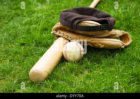 Photo de l'ancien horizontale, baseball bat, cap et de gants sur terrain en gazon naturel Banque D'Images